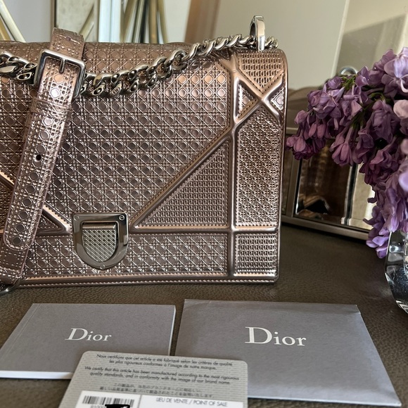 CHRISTIAN DIOR
Metallic Patent Micro-Cannage Medium Diorama Flap Bag Pink - Picture 1 of 12